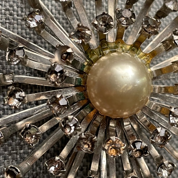 Vintage mid century Starburst Brooch with Central Pearl. 1960’s Metal Brutalist - Picture 3 of 7